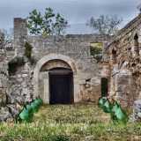 Due file di damigiane verdi di "abbellimento" precedono poi l'ingresso di una grotta che un tempo ospitava alcune mangiatoie